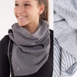 Ivivva by Lululemon Village Chill Scarf Mini Check Pique White Heathered Slate